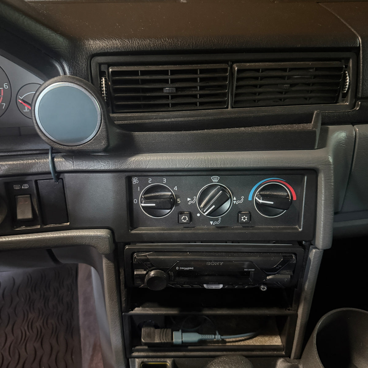 Volvo 740 & 940 Oddment Shelf & Phone Charger